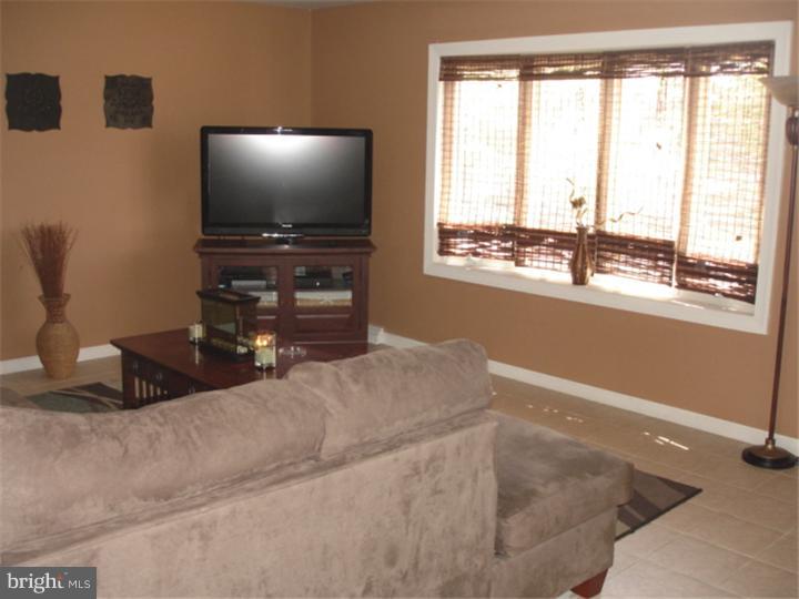 957 Timber Lane Reading, PA 19608 - Photo 9 of 25 Living Room