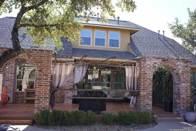 a view of a yard with a house