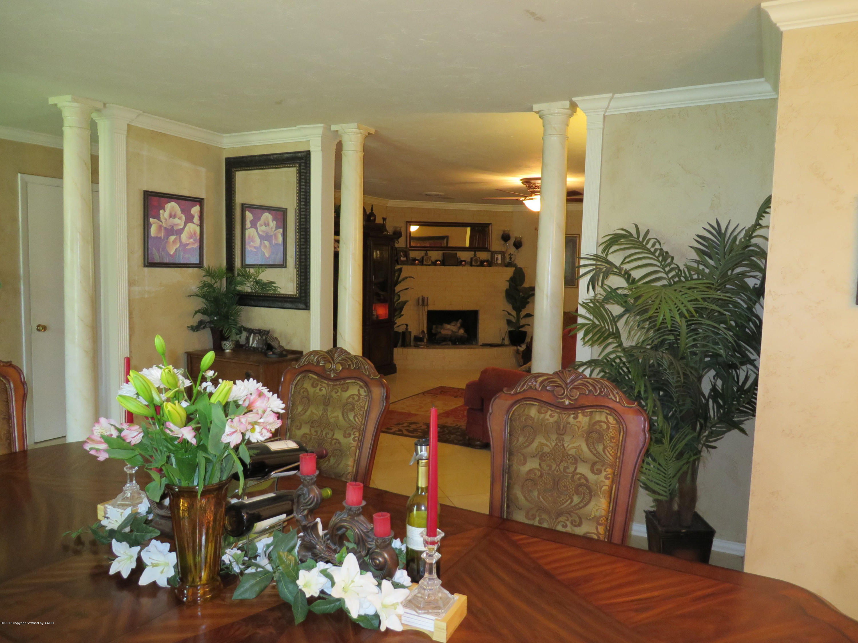 6713 Jameson Road Amarillo, TX 79106 - Photo 3 of 23 a bed room with furniture and a potted plant