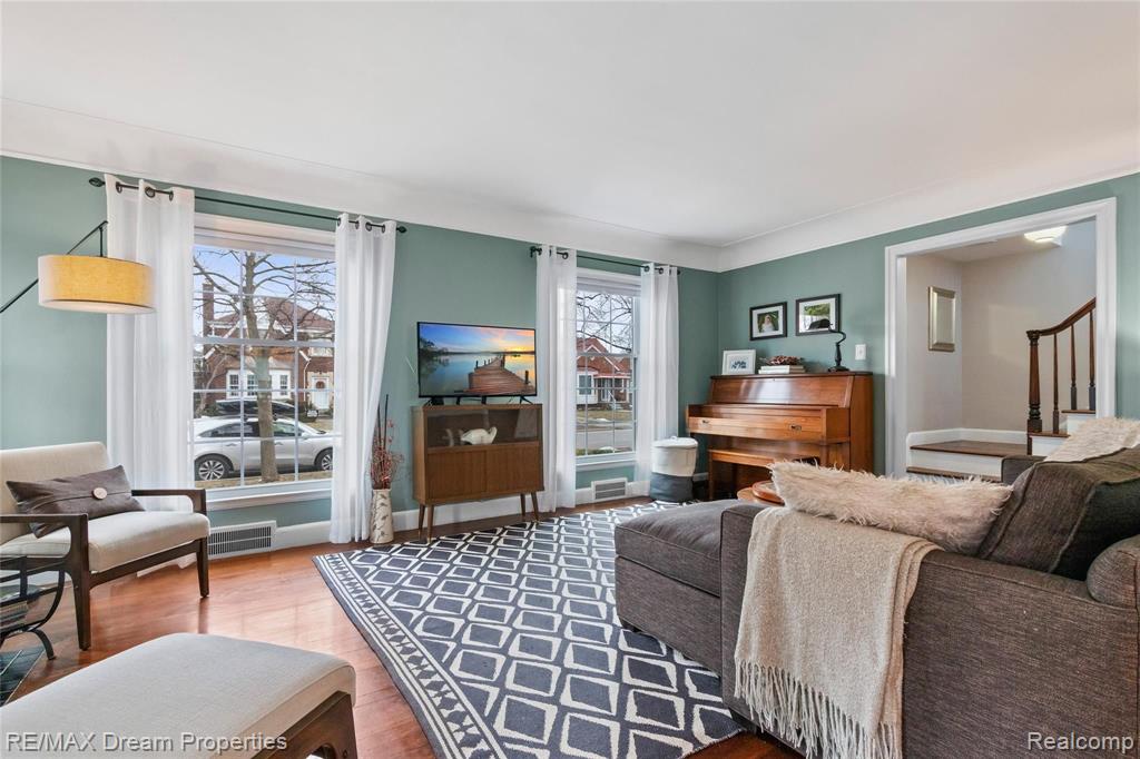 469 Moran Road Grosse Pointe, MI 48236 - Photo 7 of 28