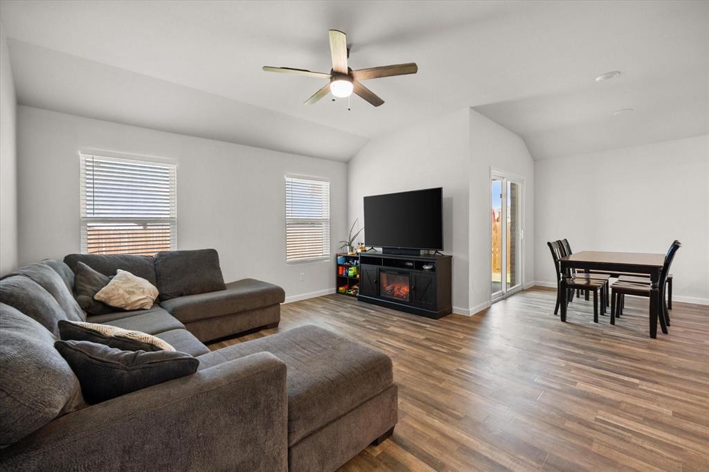 909 Avagail Avenue Springtown, TX 76082 - Photo 14 of 26