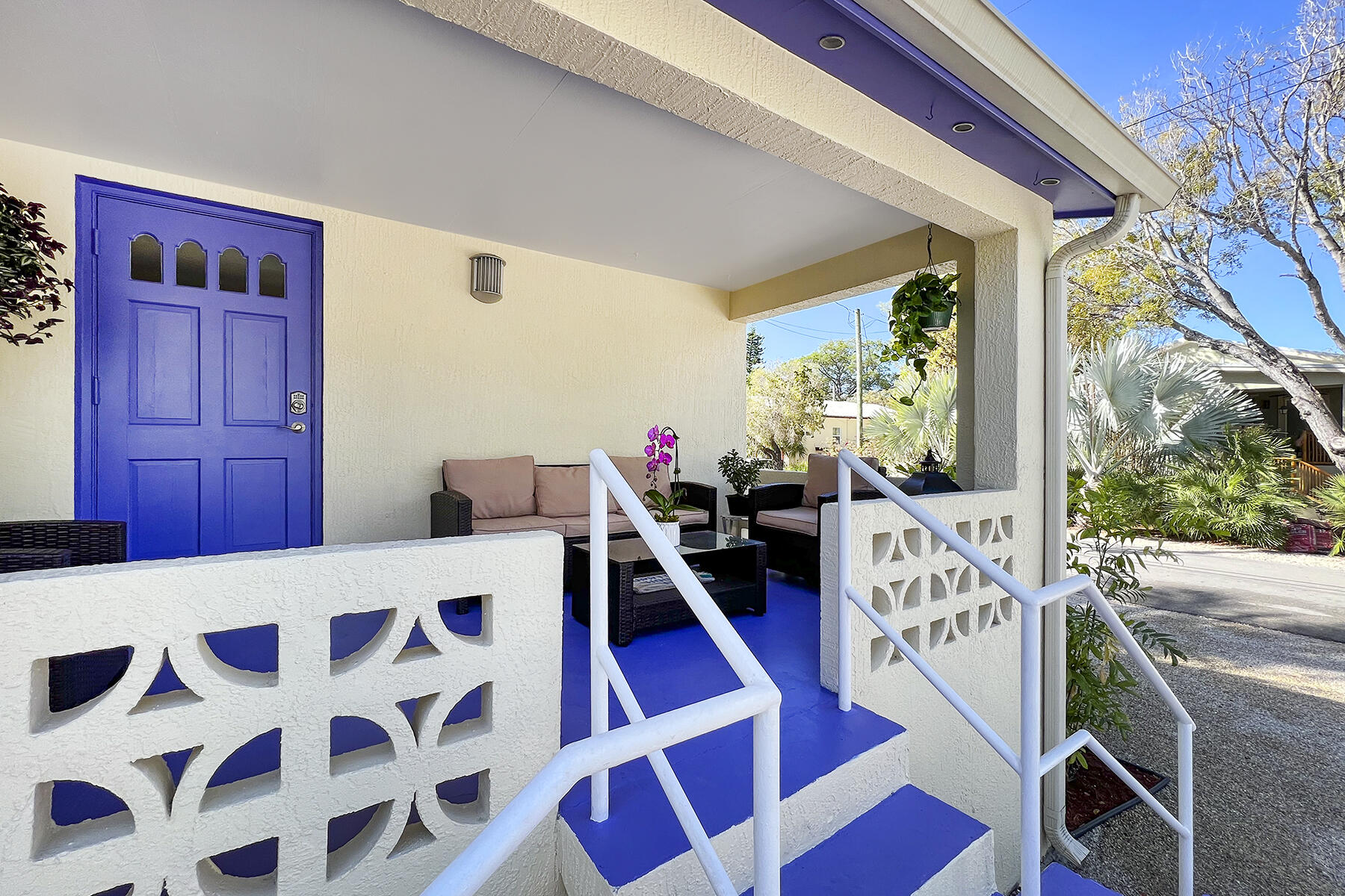 109 Beach Road Islamorada, FL 33036 - Photo 6 of 30 a very nice looking room with a large window