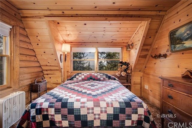 25121 Pine Cove Road Idyllwild, CA 92549 - Photo 7 of 10 a large building with a outdoor space