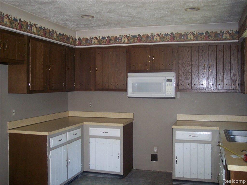 3385 Bendelow Road Rochester, MI 48307 - Photo 5 of 13 KITCHEN
