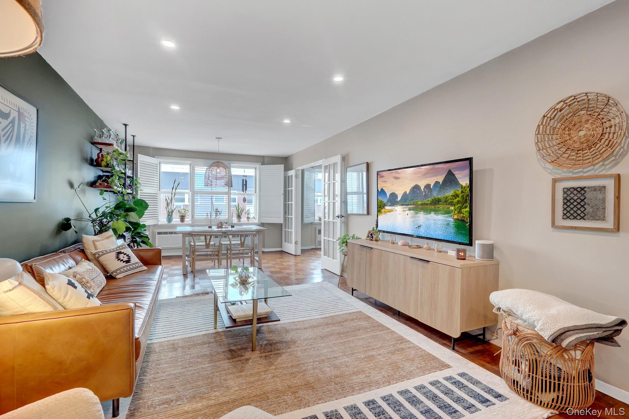 700 Shore Road, Unit 7O Long Beach, NY 11561 - Photo 4 of 36 Living- Room/ Dinning Room