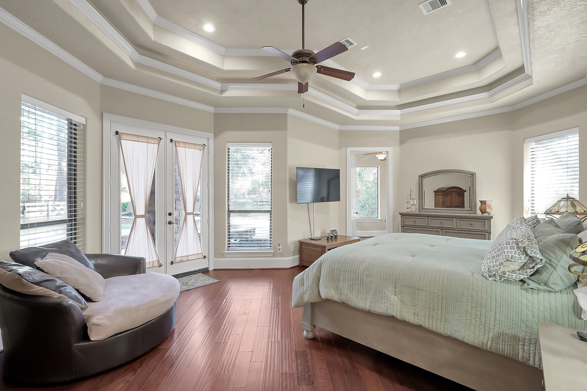 22742 Timberlake Creek Road Tomball, TX 77377 - Photo 26 of 50 a spacious bedroom with a bed couches and two couches