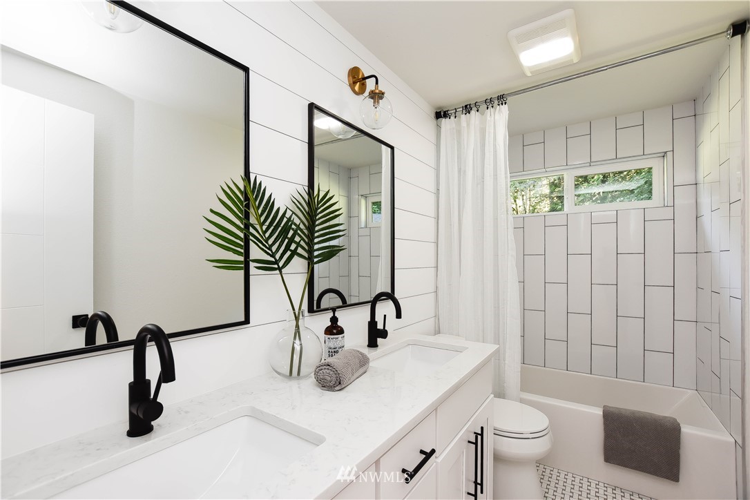 19409 High Rock Road Monroe, WA 98272 - Photo 23 of 40 a bathroom with a sink toilet and shower