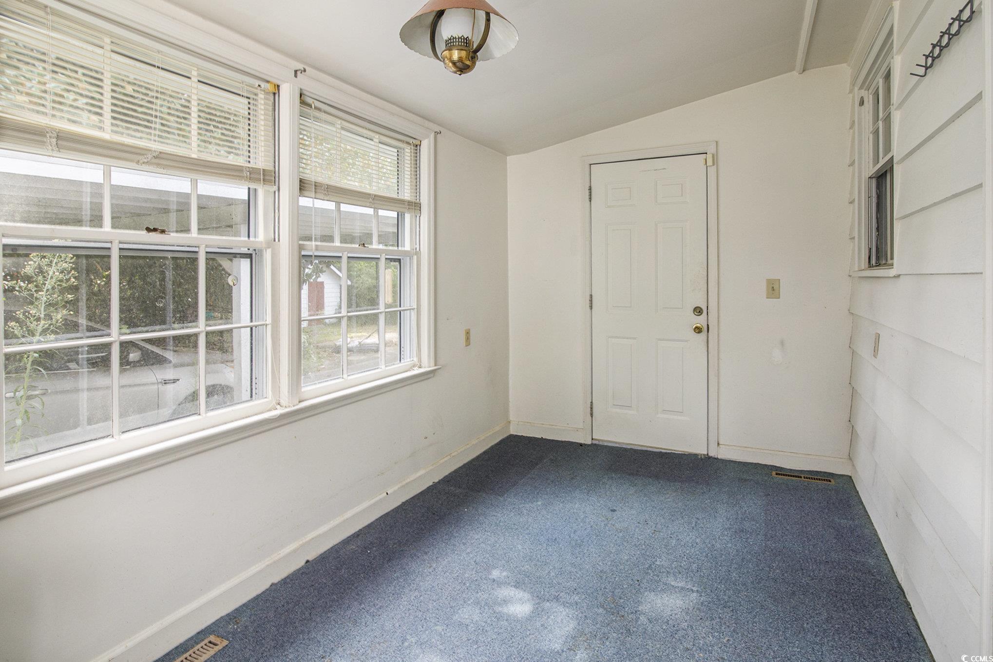 1008 North Main Street Marion, SC 29571 - Photo 25 of 27 Entryway with vaulted ceiling and baseboards