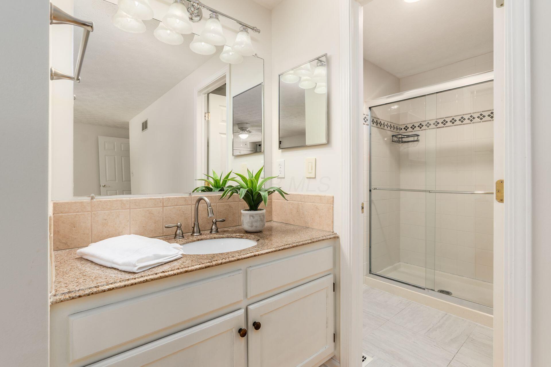 2400 Willis Road Dublin, OH 43016 - Photo 16 of 36 Primary En Suite