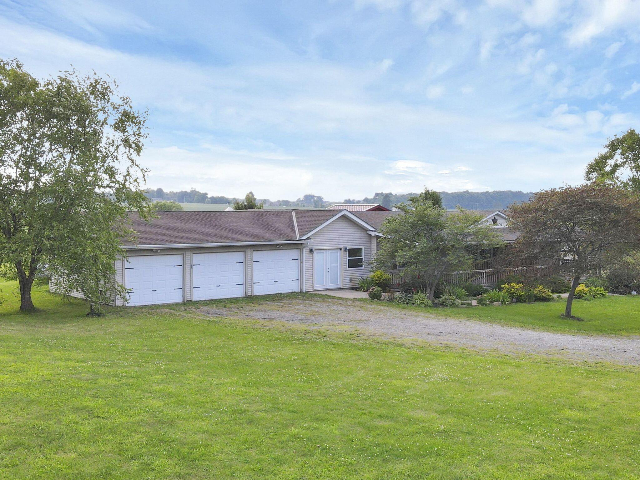 13055 Cooksey Road Utica, OH 43080 - Photo 4 of 84 3 Car Attached Garage