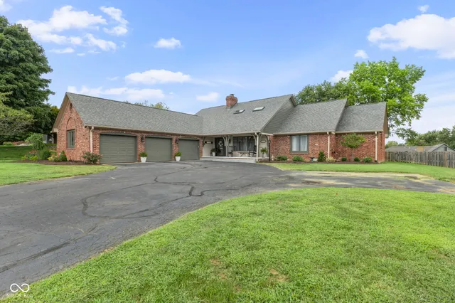 $595,000 | 32 Raesta Drive, Mooresville, IN 46158