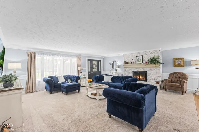 $595,000 | 32 Raesta Drive, Mooresville, IN 46158