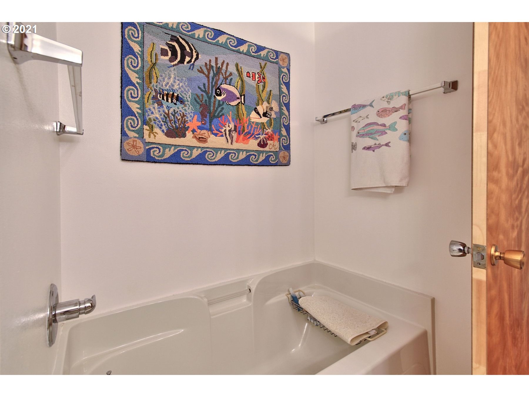 29223 South Meridian Road Hubbard, OR 97032 - Photo 17 of 32 a bathroom with a picture of a shower curtain