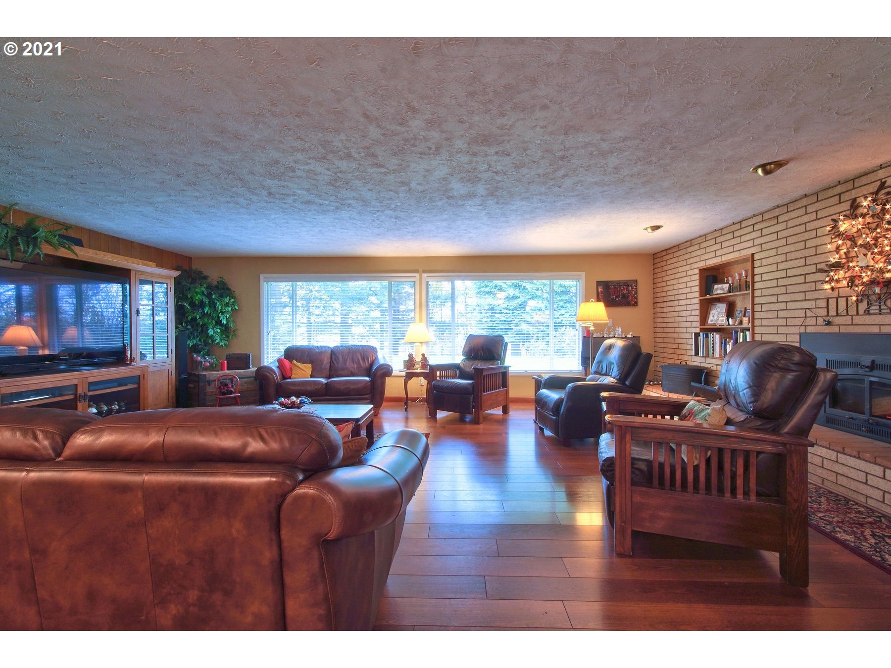 29223 South Meridian Road Hubbard, OR 97032 - Photo 3 of 32 a living room with furniture and a flat screen tv