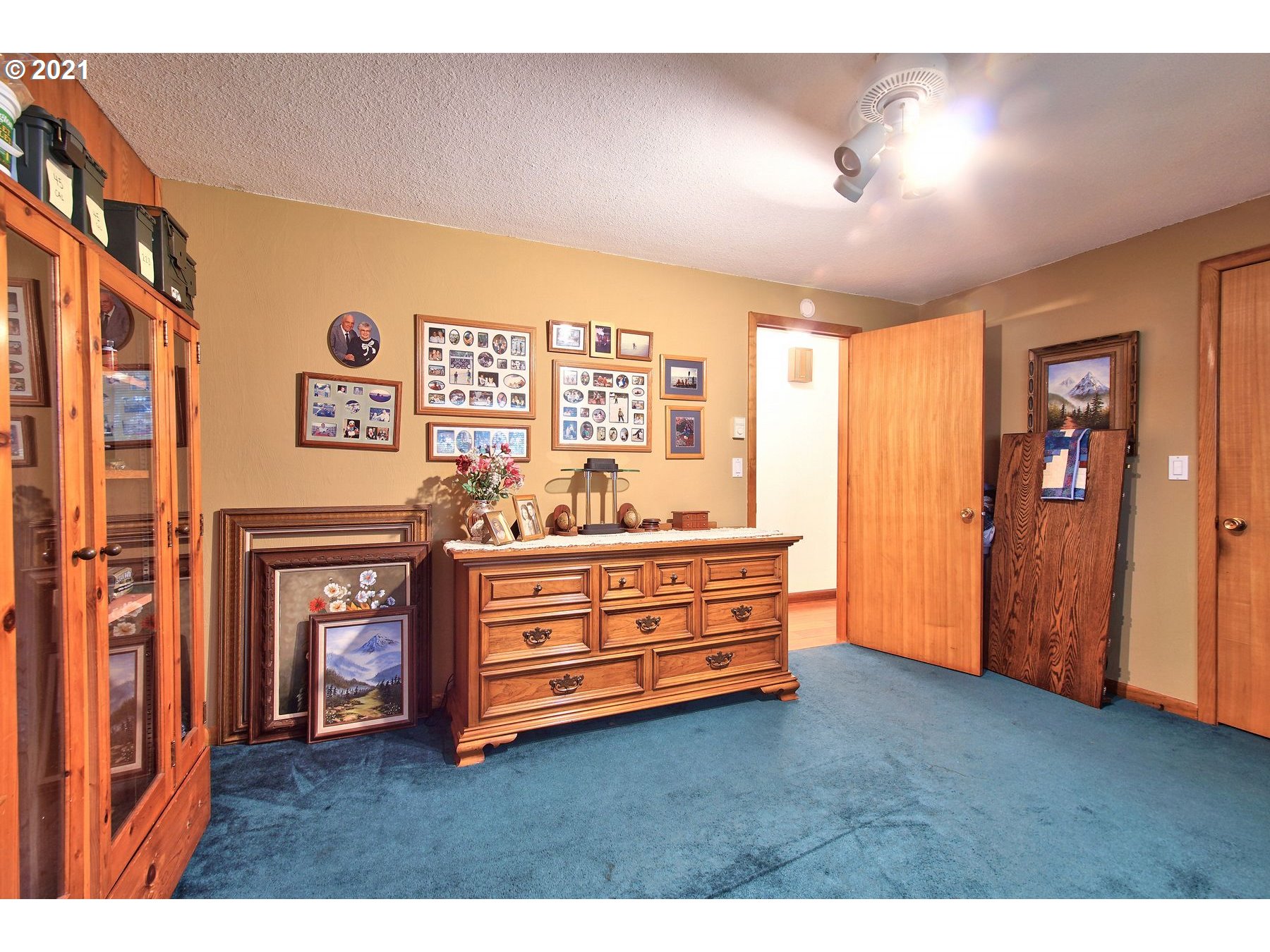 29223 South Meridian Road Hubbard, OR 97032 - Photo 24 of 32 a view of hall way with furniture