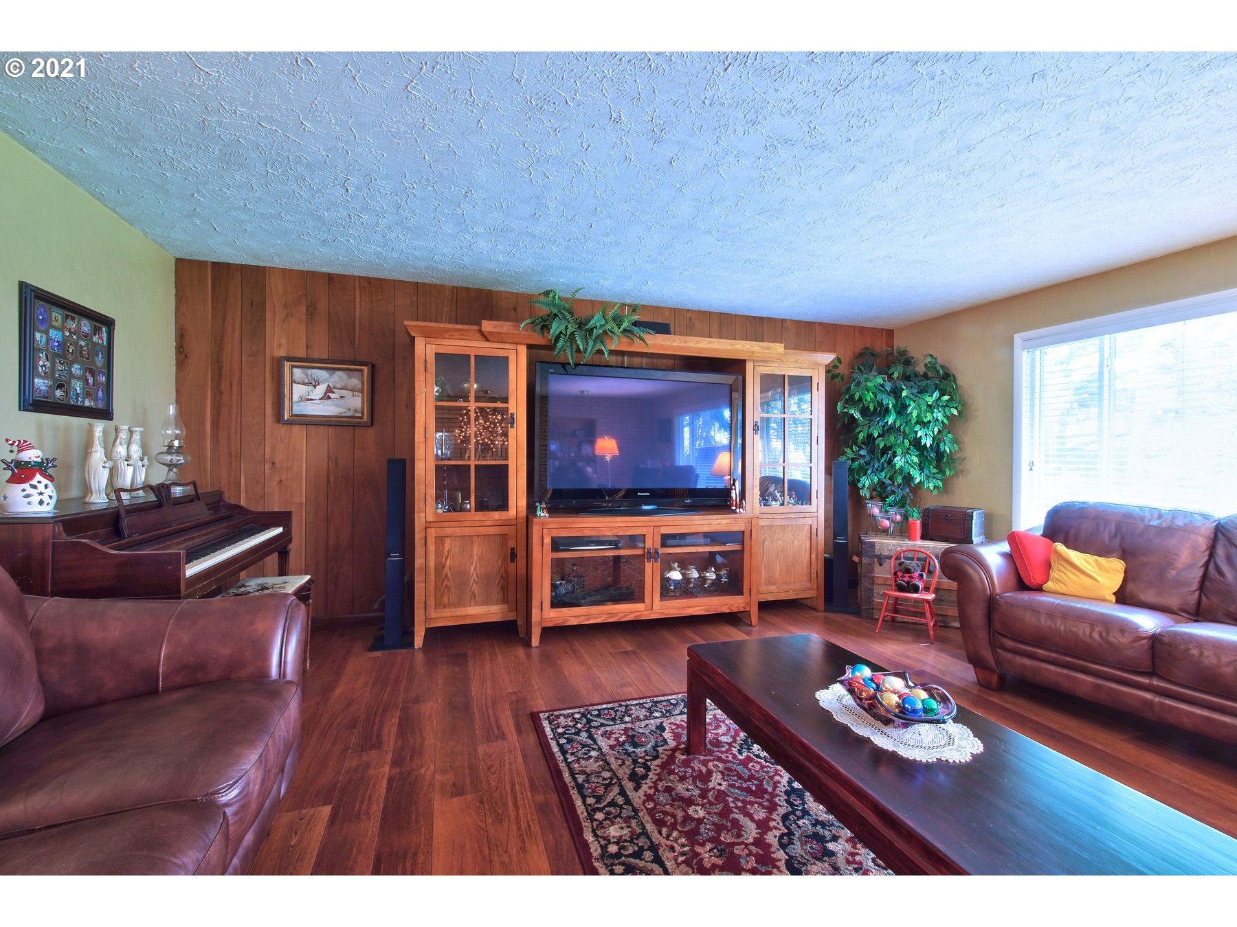 29223 South Meridian Road Hubbard, OR 97032 - Photo 4 of 32 a living room with furniture and a flat screen tv