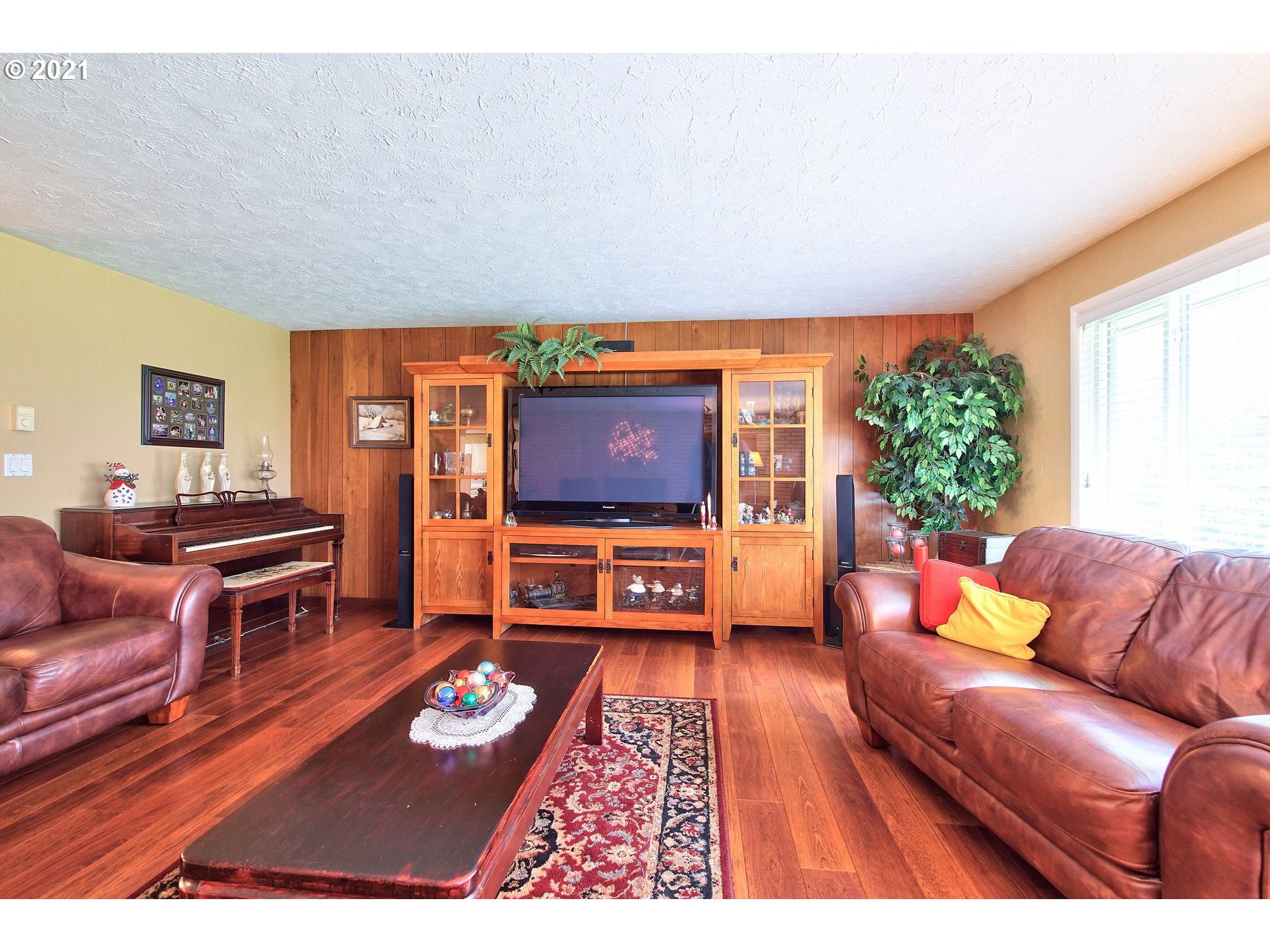 29223 South Meridian Road Hubbard, OR 97032 - Photo 6 of 32 a living room with furniture and a flat screen tv