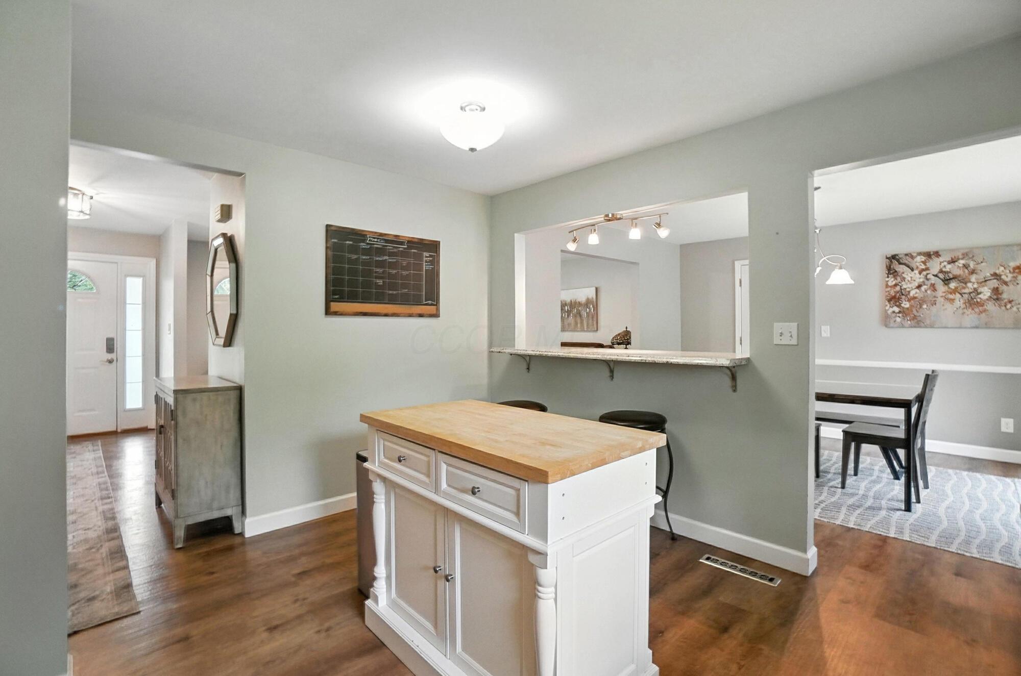 238 Dunbarton Road Columbus, OH 43230 - Photo 11 of 45 054