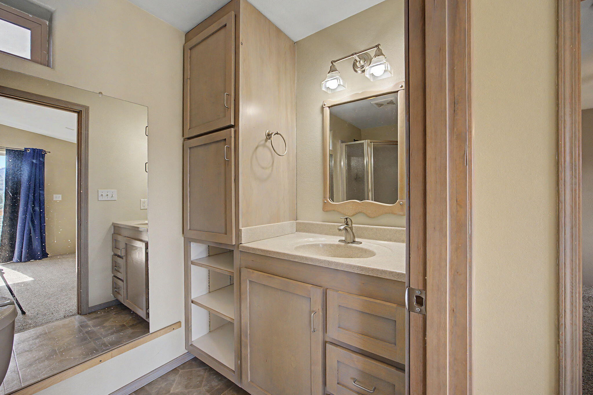 5366 Pioneer Road Medford, OR 97501 - Photo 25 of 36 Apartment Full Bath with plenty of storage