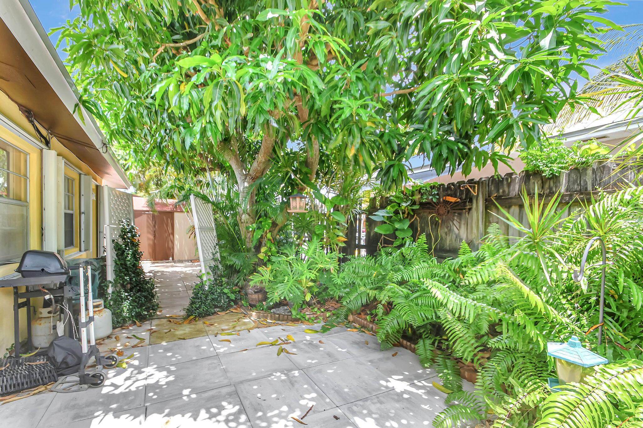 1853 Service Road North Palm Beach, FL 33408 - Photo 105 of 113 a backyard of a house with lots of green space