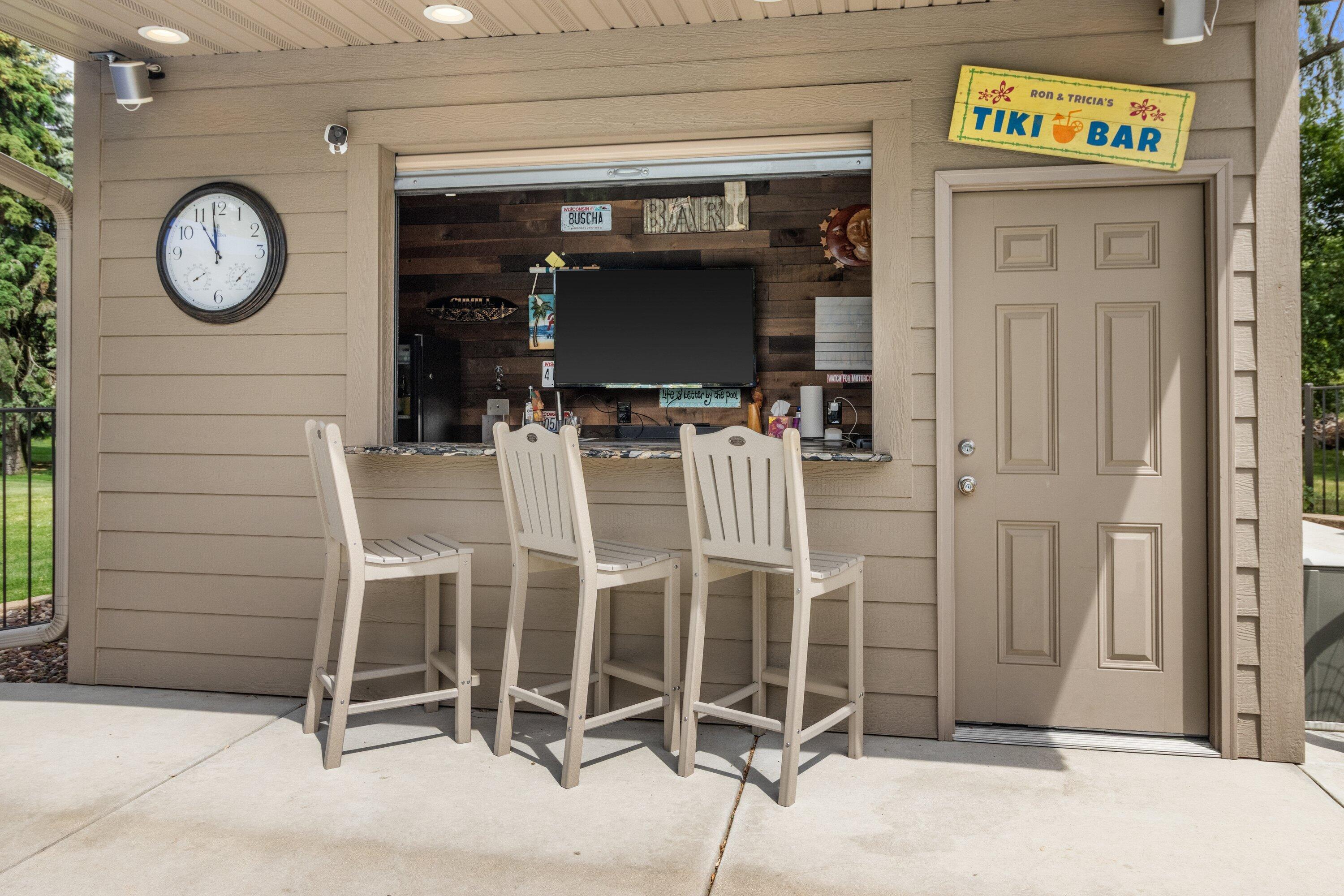W318N377 Whitetail Run Delafield, WI 53018 - Photo 7 of 61 Tiki Bar