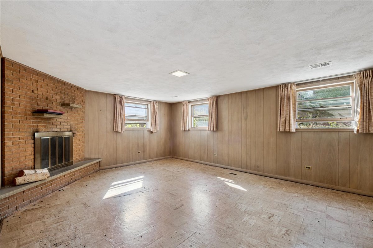 1009 South Washington Avenue Park Ridge, IL 60068 - Photo 15 of 24 an empty room with windows