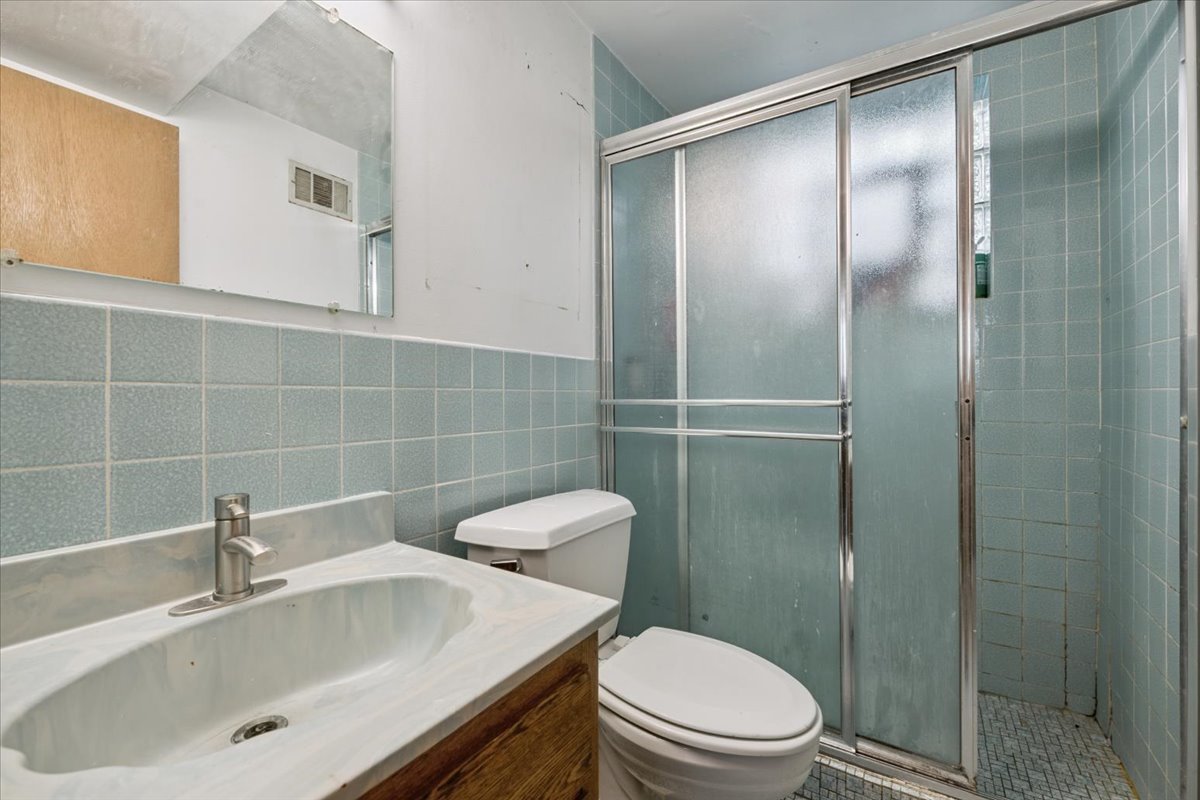 1009 South Washington Avenue Park Ridge, IL 60068 - Photo 17 of 24 a bathroom with a sink toilet and shower