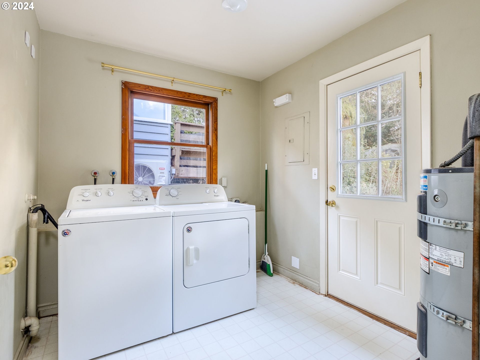 8232 Southwest 9th Avenue Portland, OR 97219 - Photo 9 of 29 Gallery Image 9
