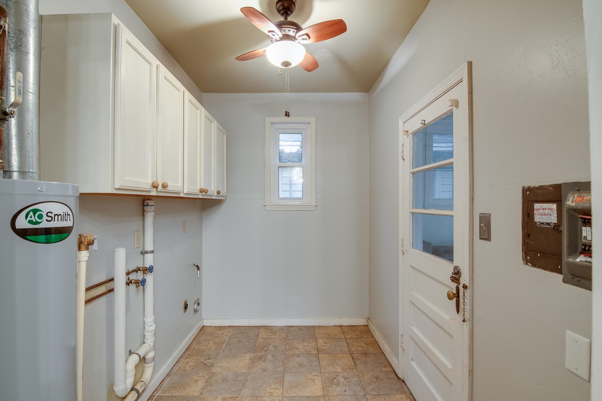 4970 Sequoia Road Memphis, TN 38117 - Photo 25 of 31 a view of a hallway with closet