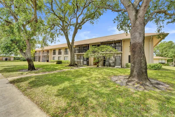 $1,900 | 5805 Washington Street, Unit 14, Hollywood, FL 33023