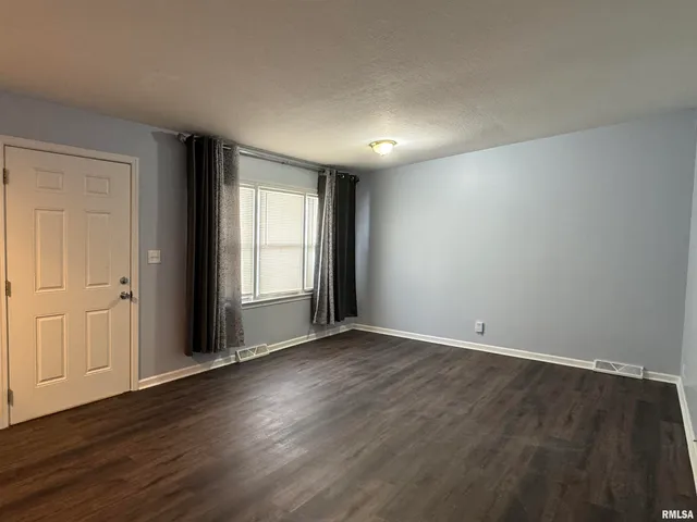 $900 | 3812 Mississippi Avenue, Davenport, IA 52807