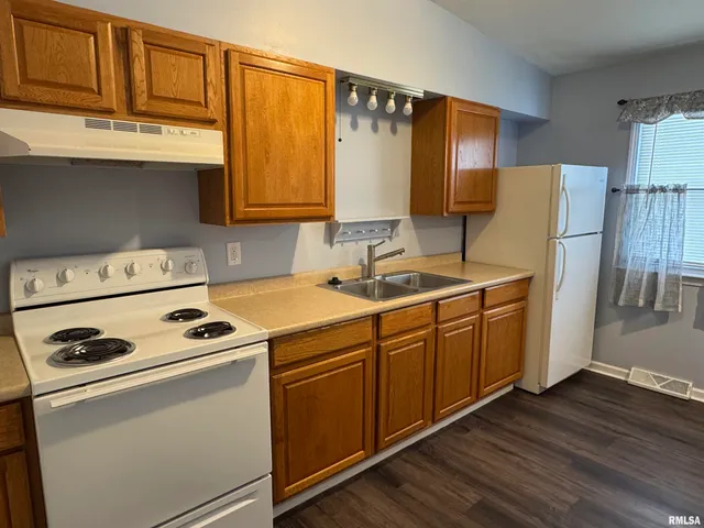 $900 | 3812 Mississippi Avenue, Davenport, IA 52807