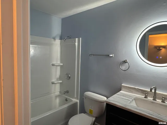 $900 | 3812 Mississippi Avenue, Davenport, IA 52807