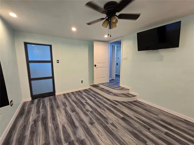 a view of a livingroom with a ceiling fan