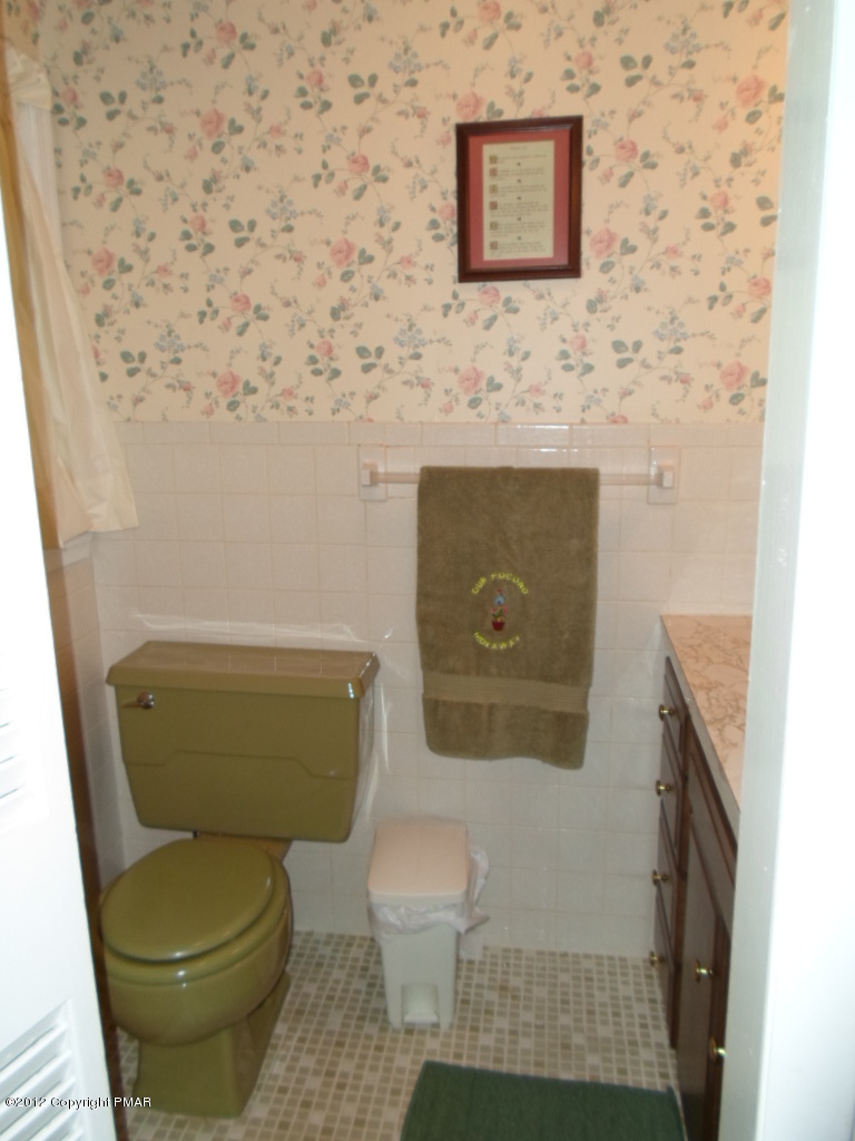 1015 Pocono Road Albrightsville, PA 18210 - Photo 7 of 16 MASTER BATH