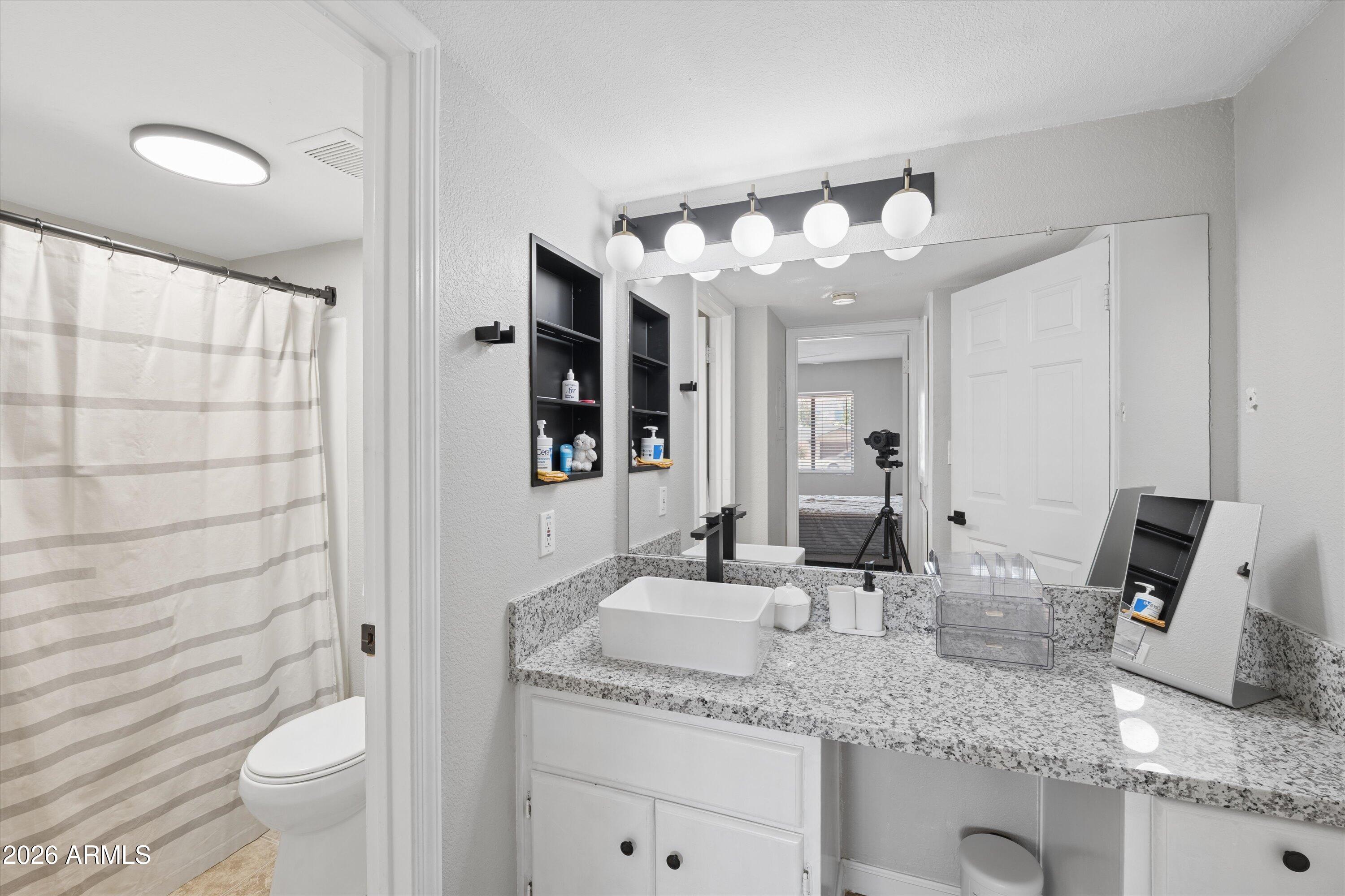 3825 East Camelback Road, Unit 186 Phoenix, AZ 85018 - Photo 15 of 30 Bathroom