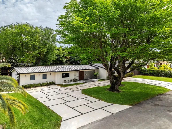 a view of house with a yard