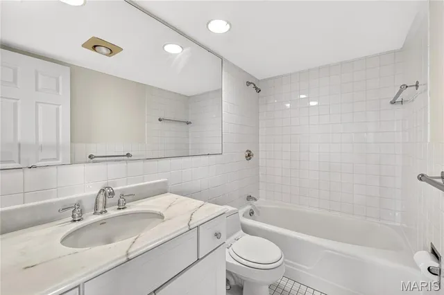 $285,000 | 900 South Hanley Road, Unit 12A, Clayton, MO 63105