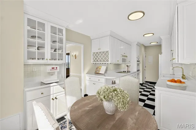 $285,000 | 900 South Hanley Road, Unit 12A, Clayton, MO 63105