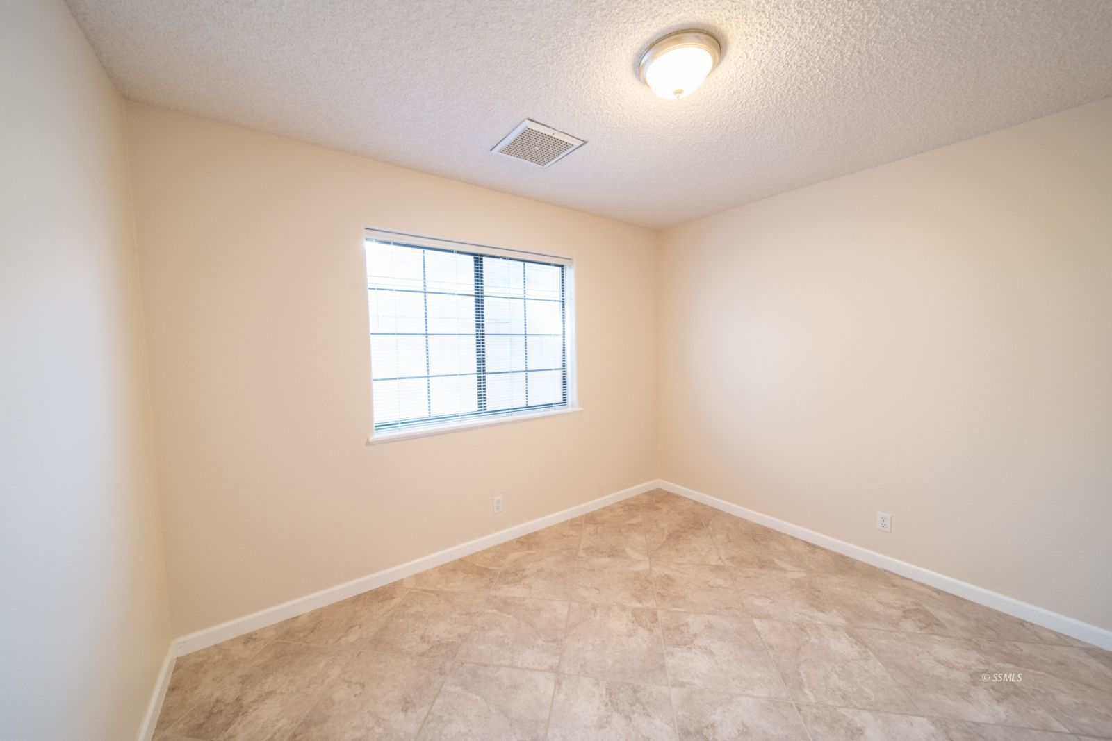 1205 Flora Way Ridgecrest, CA 93555 - Photo 32 of 46 an empty room with a window