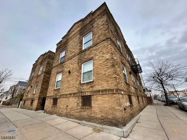 $1,950 | 201 Marshall Street, Unit 6, Elizabeth Port, NJ 07206