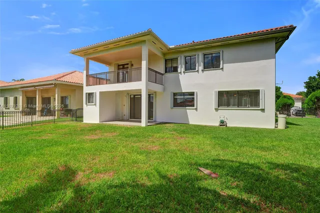 a view of a house with backyard