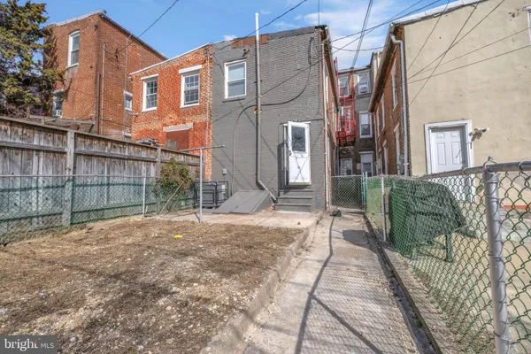 $1,695 | 1725 Hollins Street, Unit 1, Baltimore, MD 21223