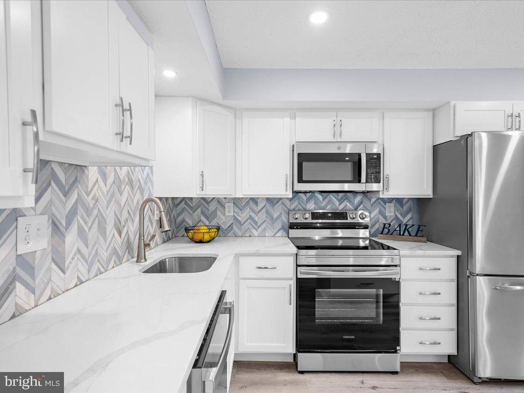 15 Ramsgate Court Halethorpe, MD 21227 - Photo 16 of 48 OTR microwave and glass top electric range