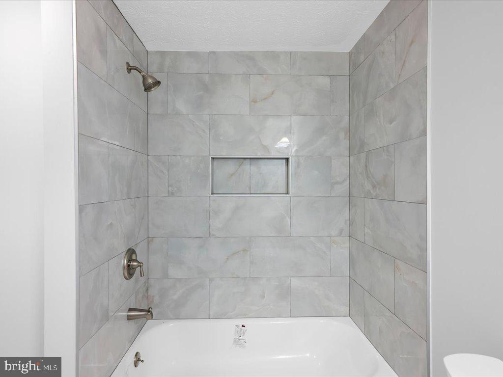 15 Ramsgate Court Halethorpe, MD 21227 - Photo 35 of 48 Tub with tiled shower surround with tiled niche