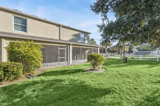 a view of a house with backyard and garden