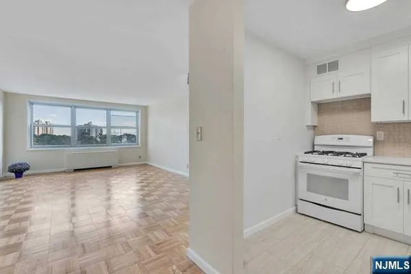 $2,750 | 2000 Linwood Avenue, Unit 7N, Fort Lee, NJ 07024