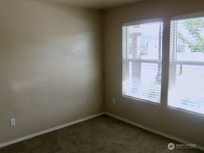 304 Southwest Homestead Avenue College Place, WA 99324 - Photo 6 of 21 an empty room with a window
