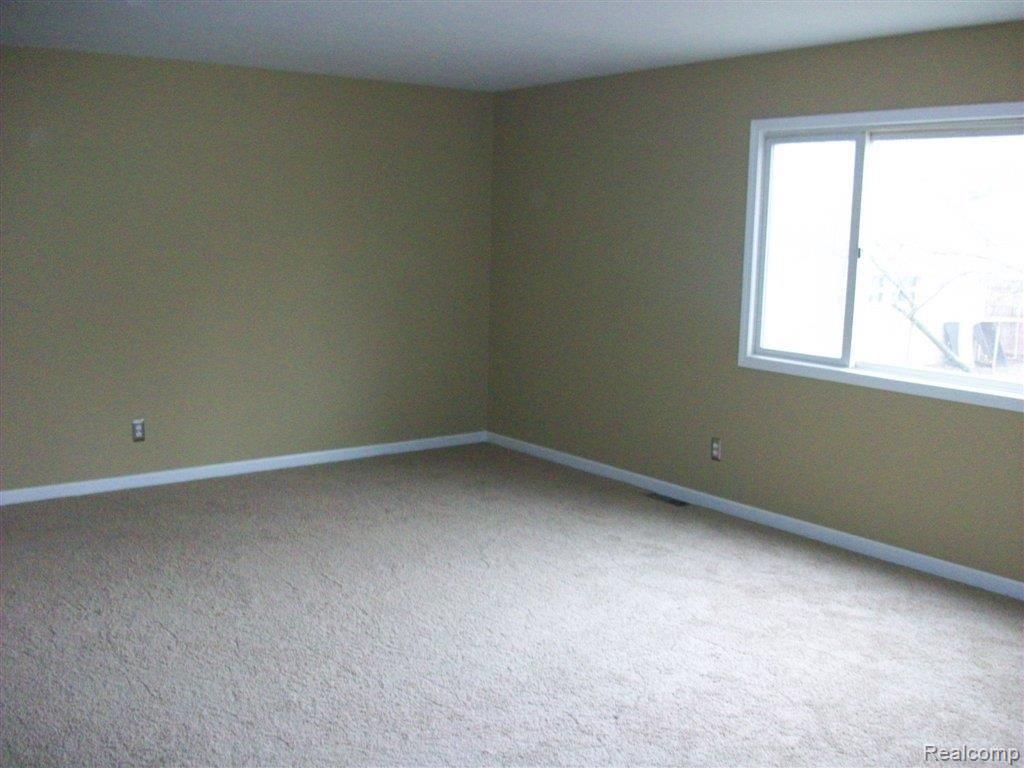 1875 Oxford Road Berkley, MI 48072 - Photo 4 of 13 010.JPG