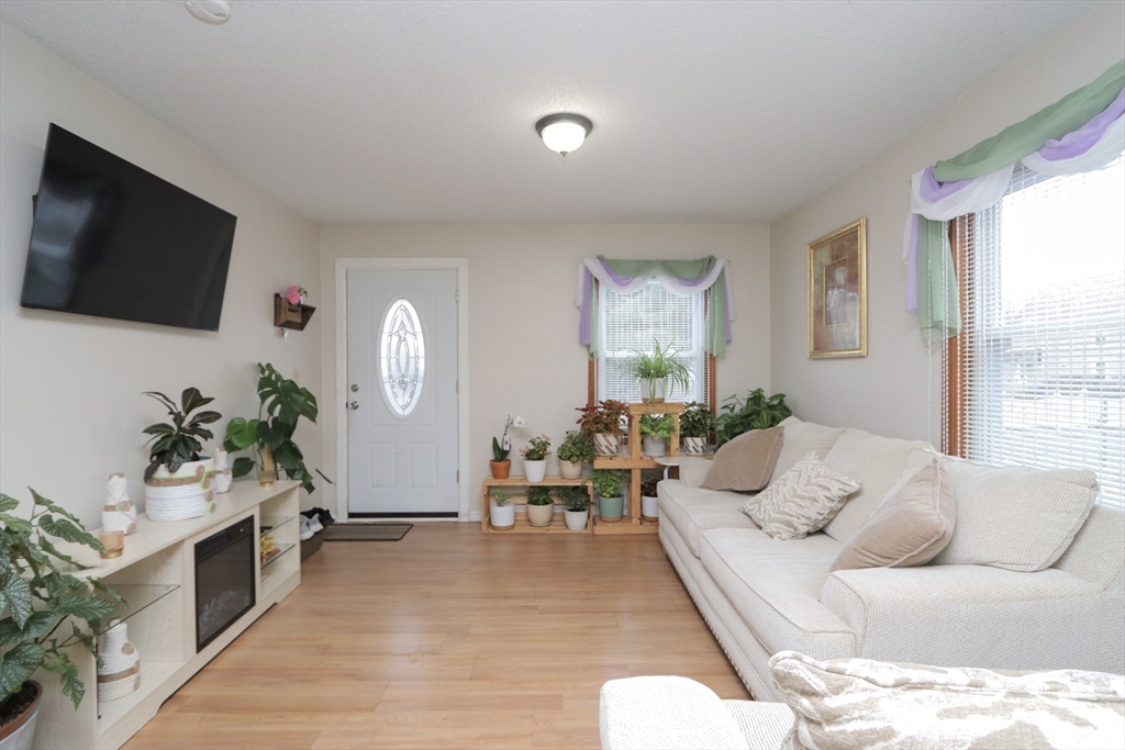 70-72 Manhattan Street Springfield, MA 01109 - Photo 3 of 29